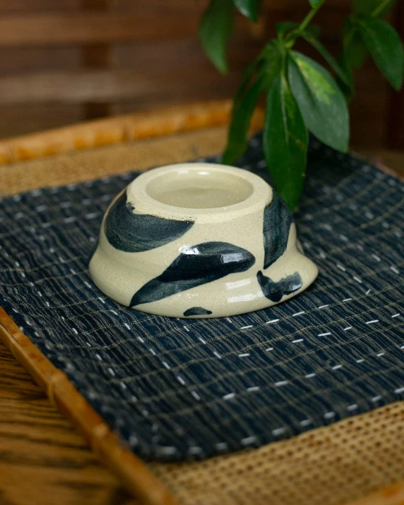 Mashiko-Yaki Dish with Spout, White and Navy - Image 3