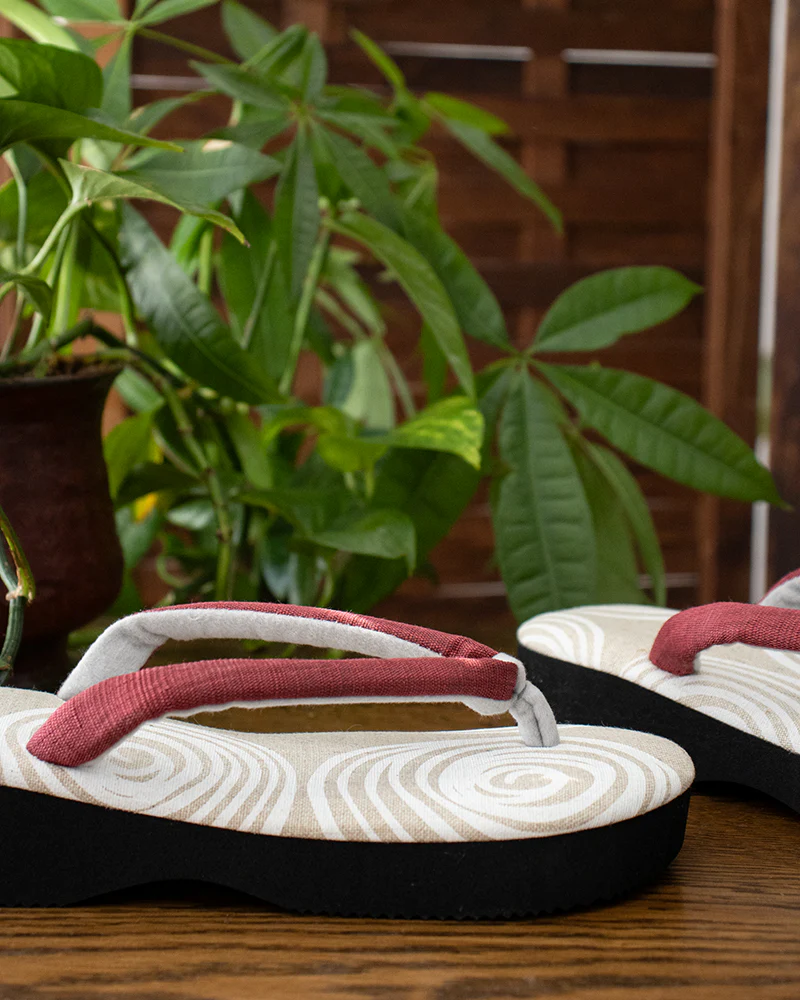 Yamato Kobo, Setta Sandals, Beige and White Swirl with Red Hanao - Image 4